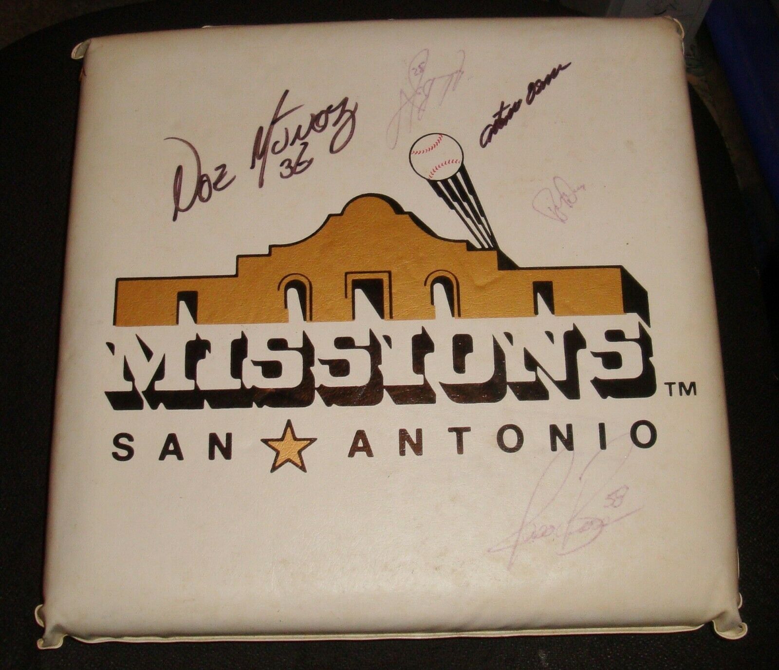 Vintage San Antonio Missions Baseball Players Signed Seat Cushion ⚾